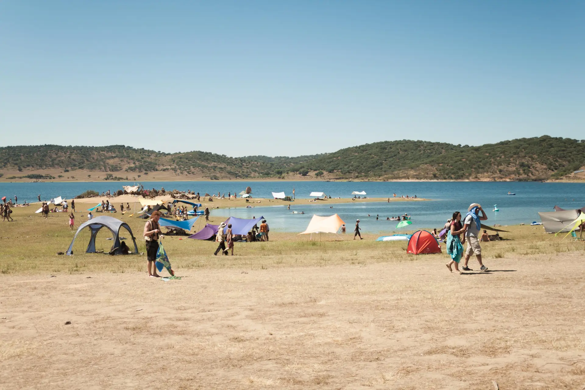 Tentes au bord du lac au Boom Festival 2018, à Idanha-a-Nova