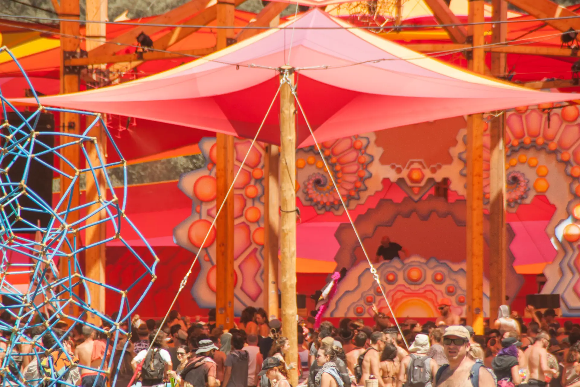 Rosa geschmückte Bühne beim Boom Festival 2018, mit Publikum davor